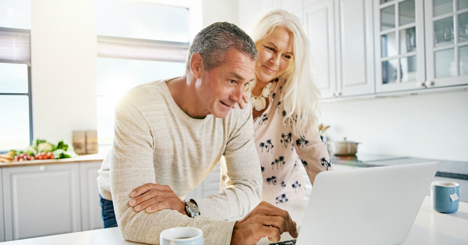 casal de idosos olhando o notebook