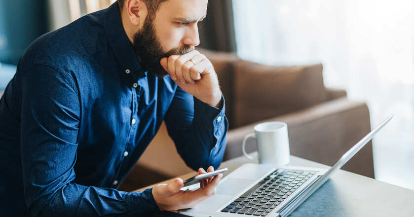 empréstimo online Homem preocupado olhando para o notebook