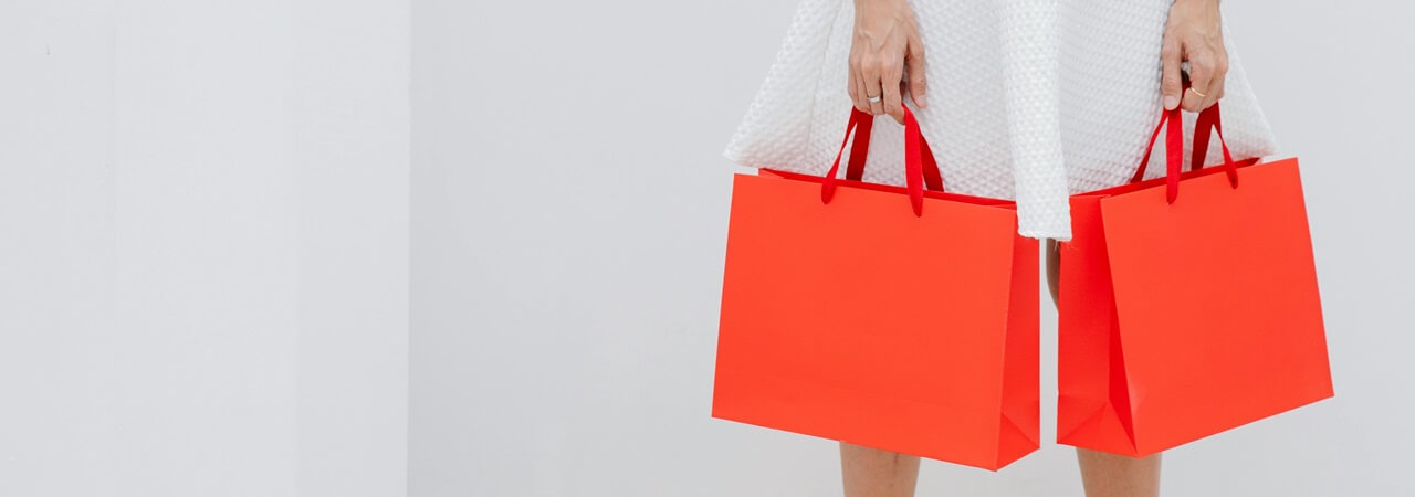 O barato sai caro para mulher em compra impulsiva