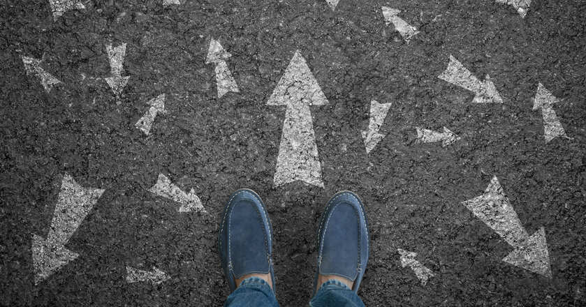 Setas desenhadas no asfalto