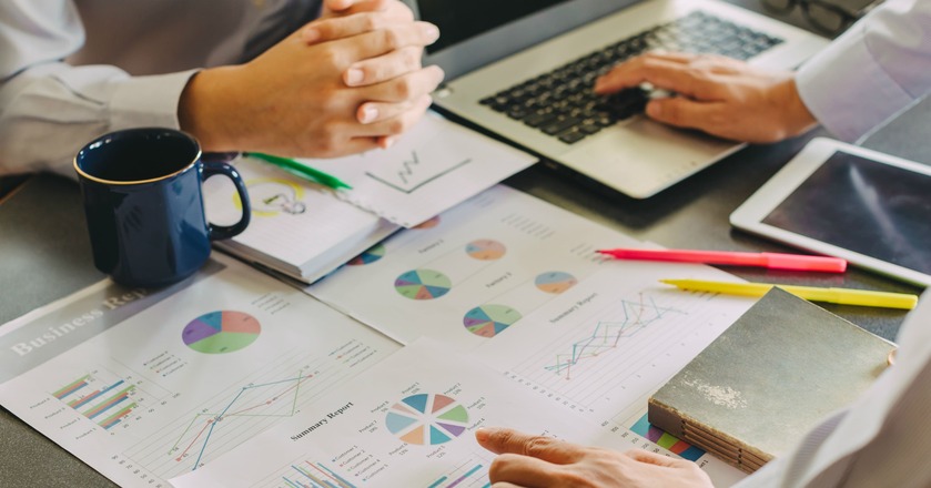 Pessoas calculando dados financeiros