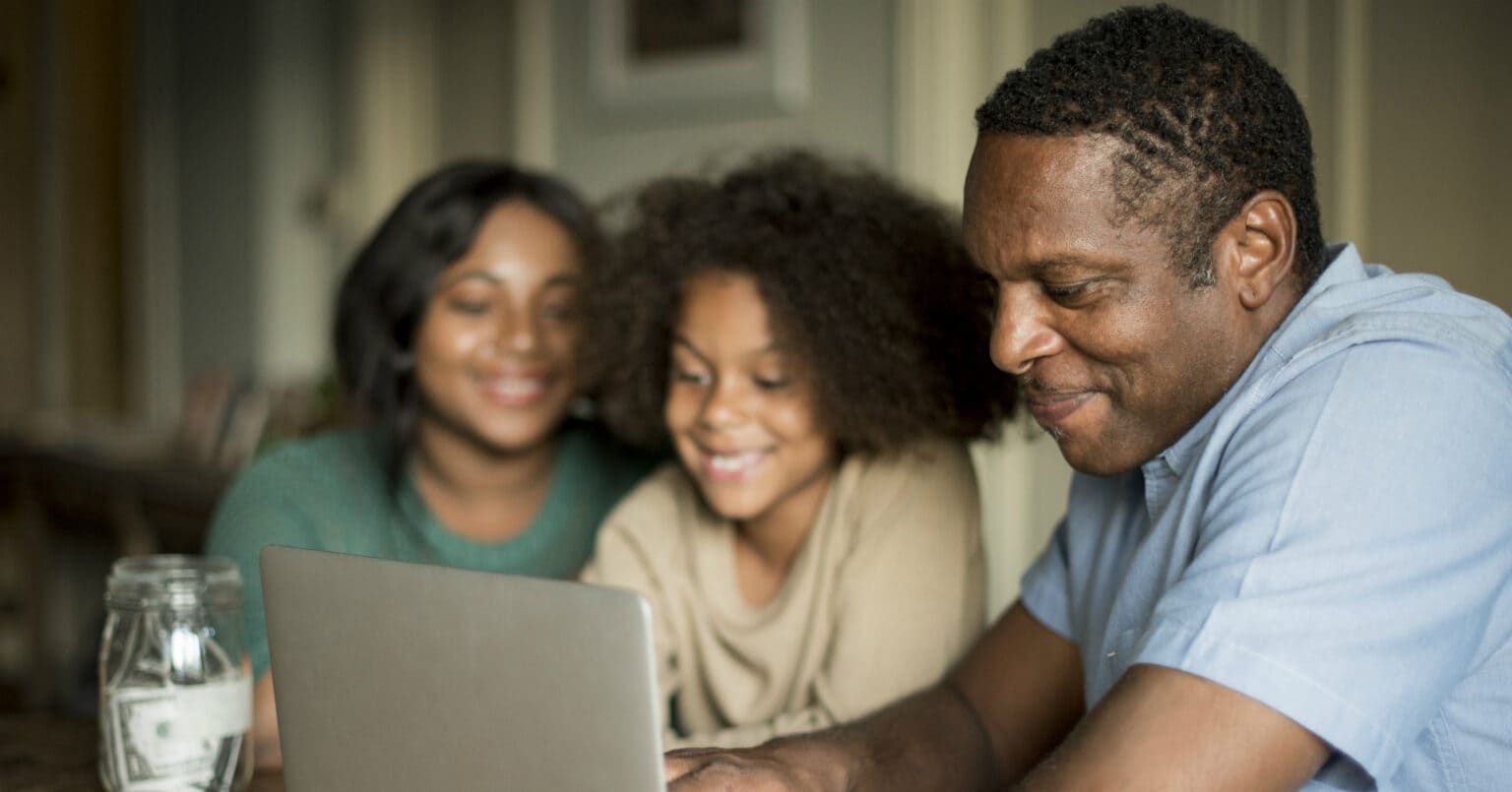 Família reunida mexendo no notebook