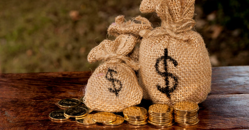 crédito privado Bolsa de dinheiro com moedas na frente