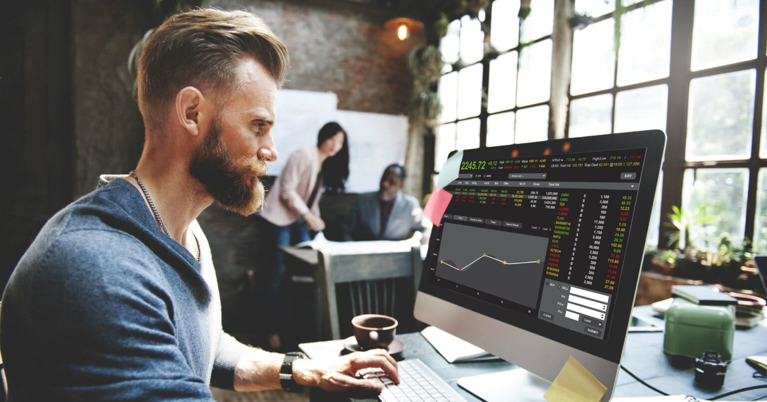 Homem verificando suas finanças no notebook