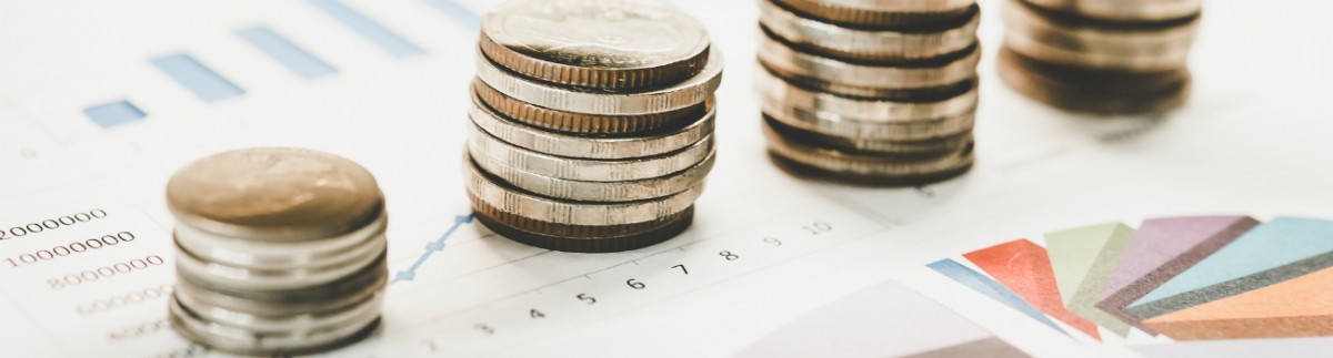 Grafico de finanças com moedas empilhadas