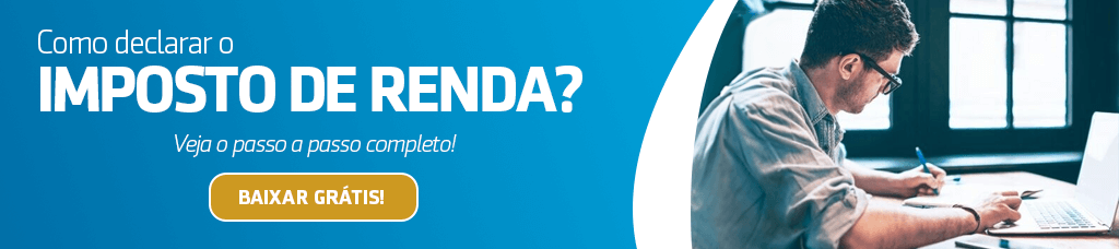 Homem trabalhando no computador sobre imposto de renda