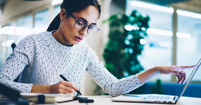 Moça fazendo calculos financeiros