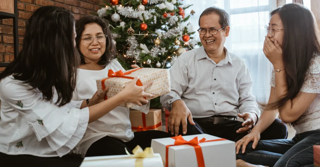 Saiba como economizar nos presentes de Natal para a família