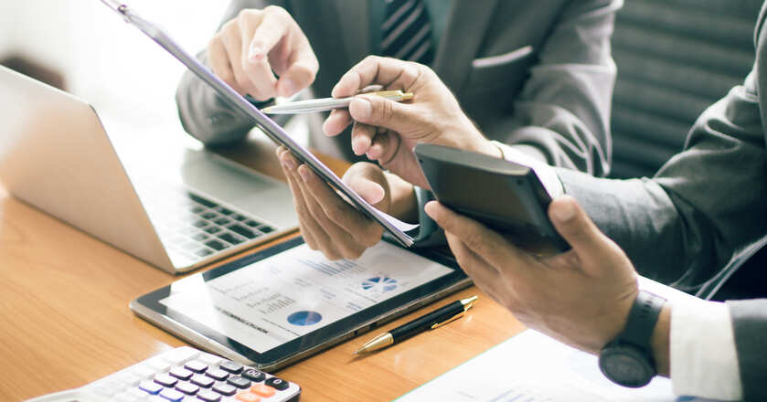 Pessoas mexendo no celular