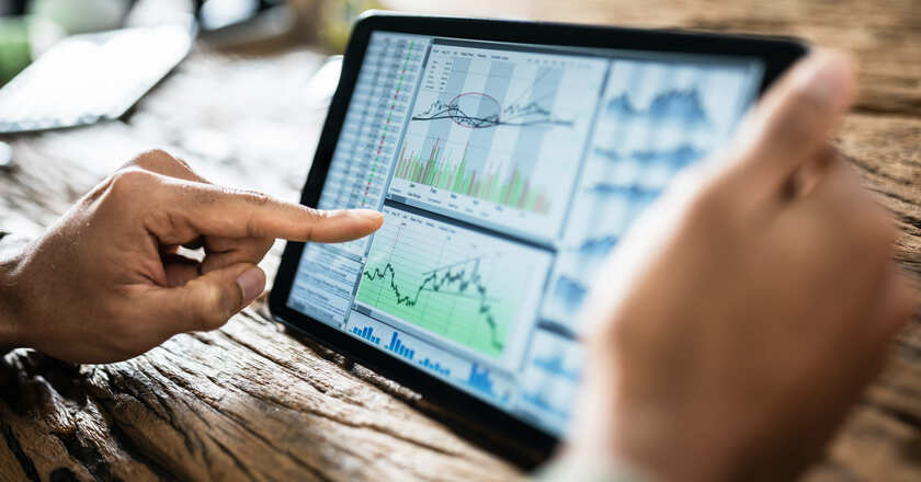 empresas brasileiras na bolsa de valores Pessoa conferindo finanças no tablet