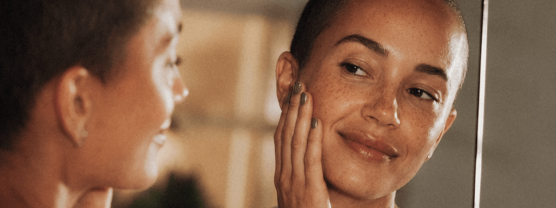 Mulher avalia check-up feminino no espelho