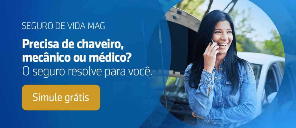 Mulher sorridente falando ao celular perto de carro