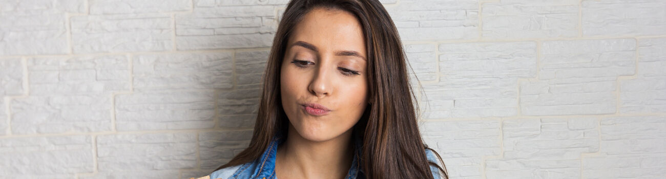 jovem mulher pensativa
