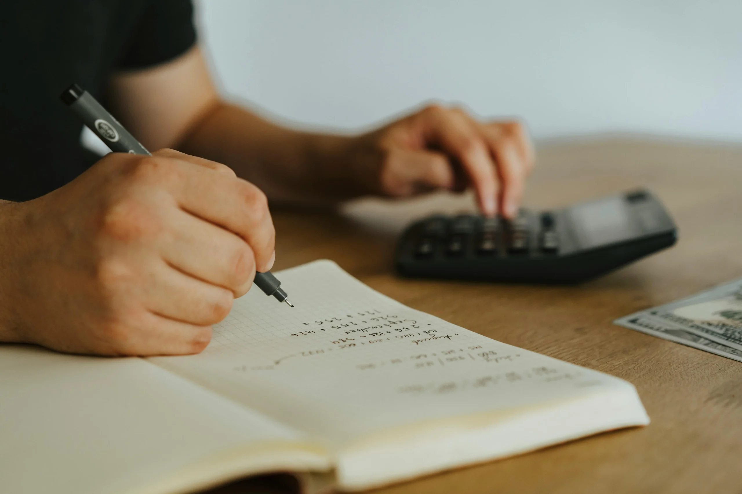 Homem consulta quando receberá a restituição do Imposto de Renda segundo calendário