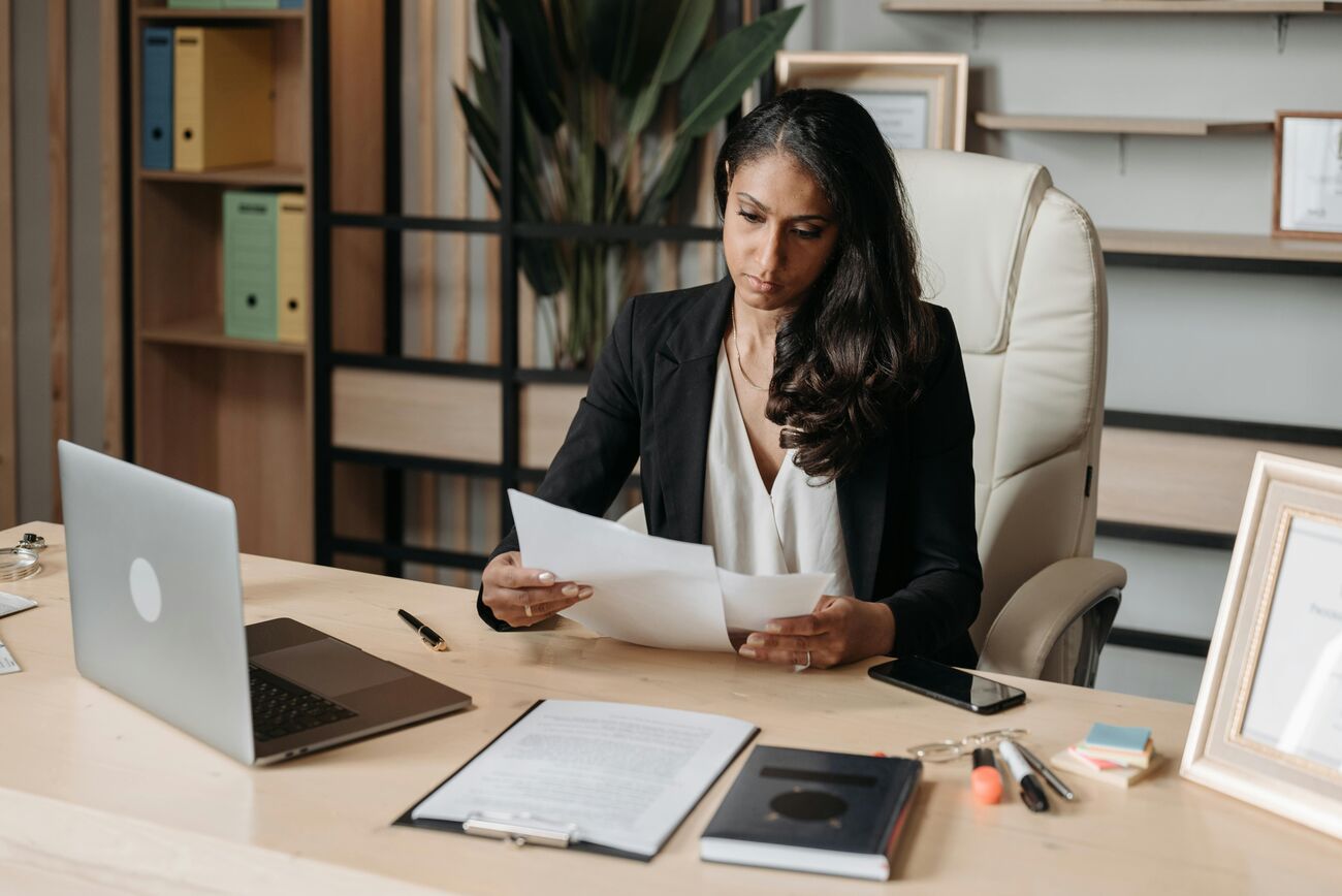 Mulher em escritório analisando documentos