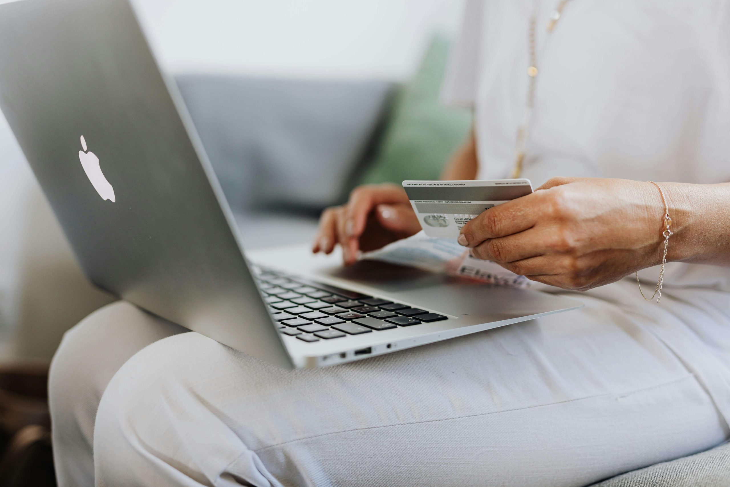 Mulher tem boas práticas de segurança da informação ao fazer compras online
