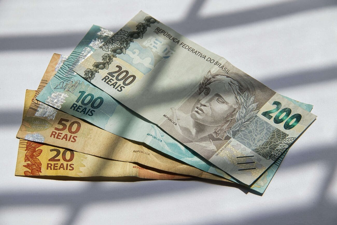 Notas de dinheiro brasileiro sobre fundo branco