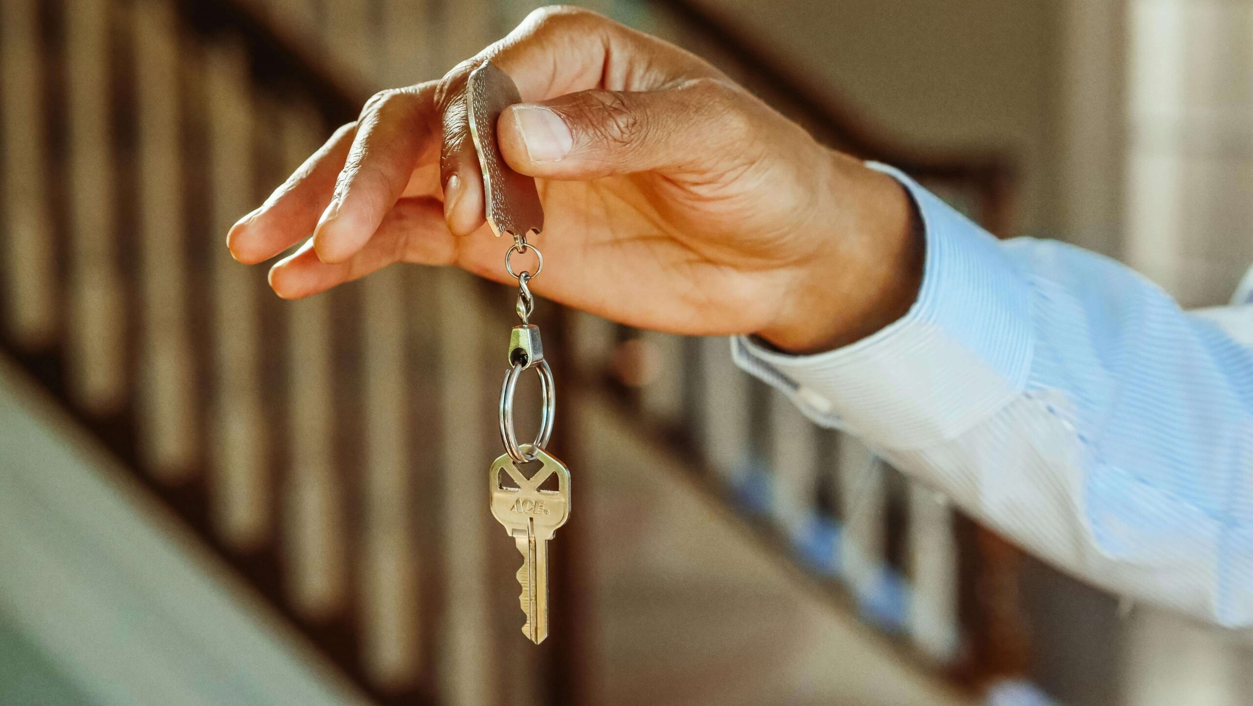 Homem segura chave após realizar reajuste do aluguel de sua casa