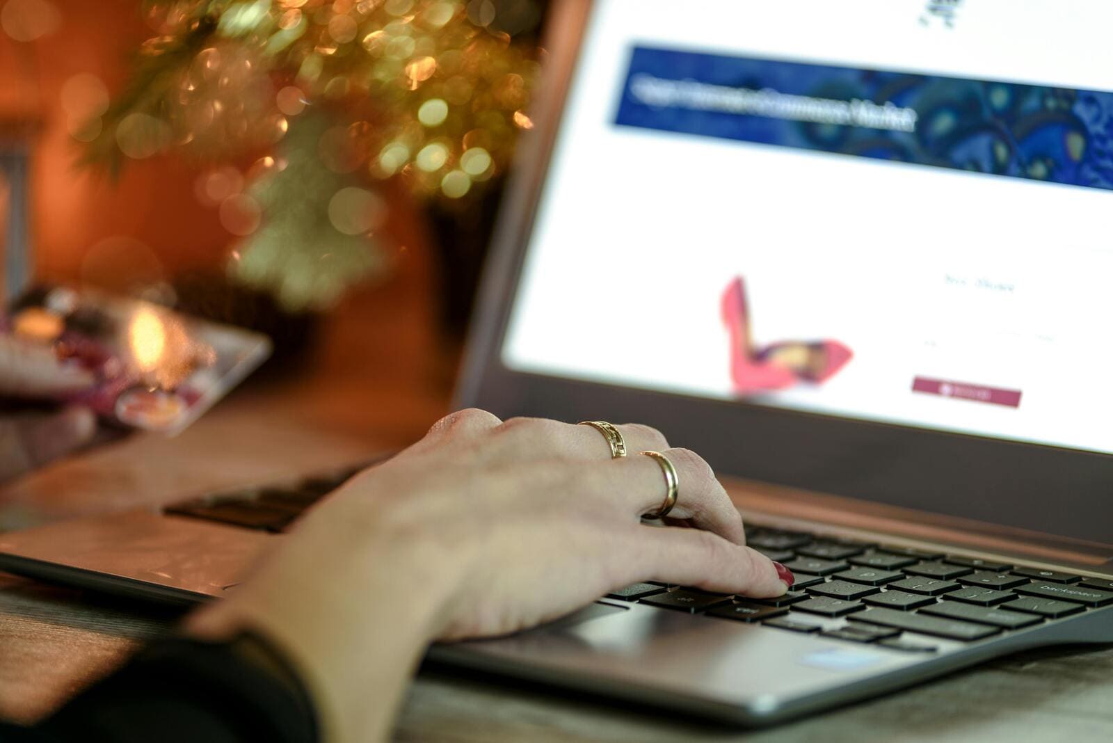 Pessoa fazendo compras online com cartão de crédito.