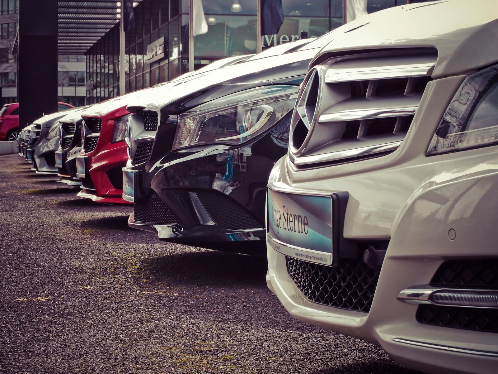 Linha de carros de luxo em exibição na concessionária.