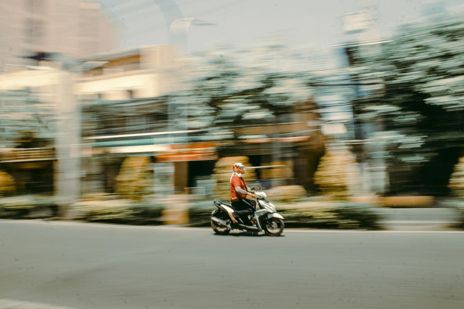 Motoqueiro em alta velocidade em uma rua urbana