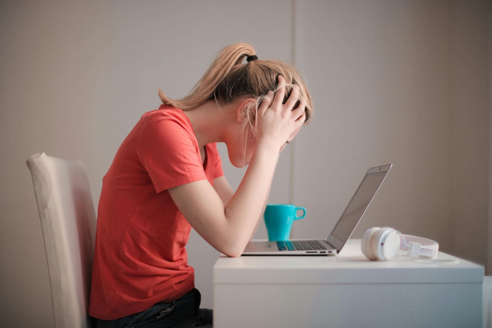 Mulher estressada trabalhando no laptop em casa