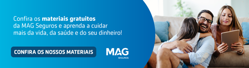 Família feliz com materiais da MAG Seguros