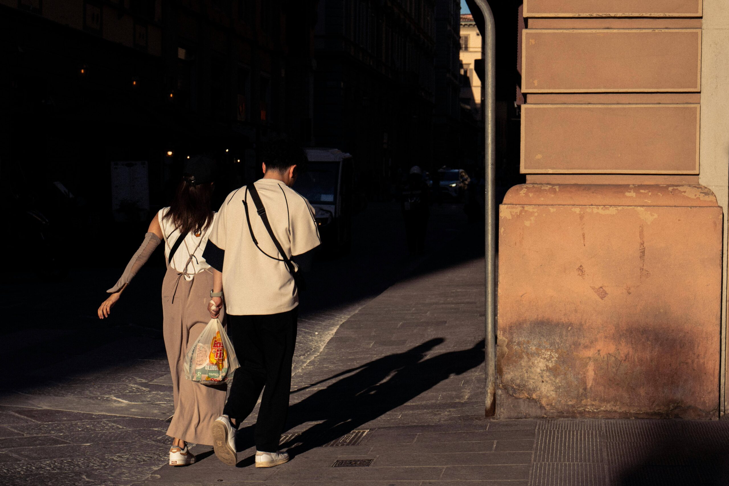 Casal faz viagem barata a dois