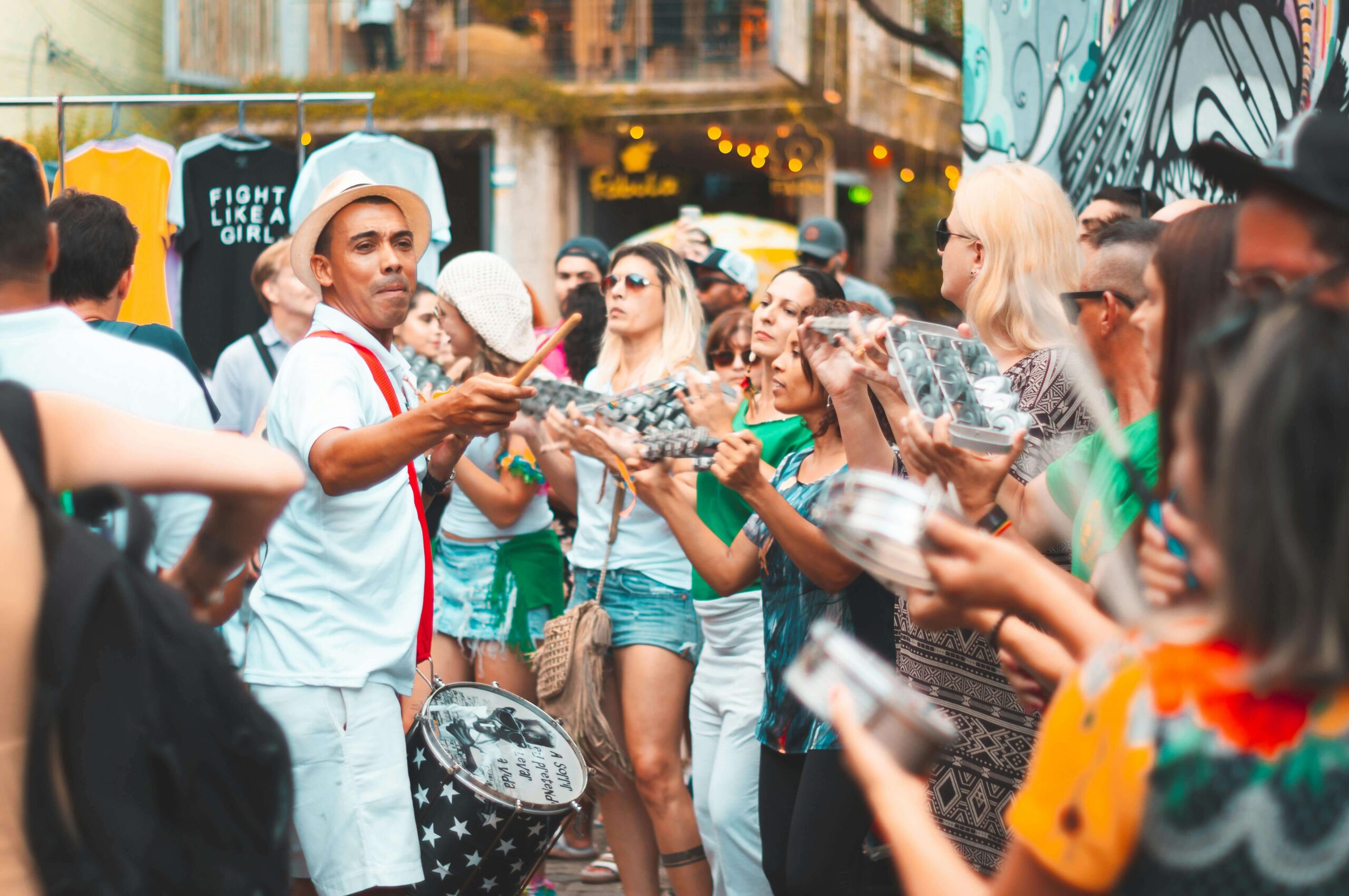 Pessoas celebram no bloco um Carnaval seguro