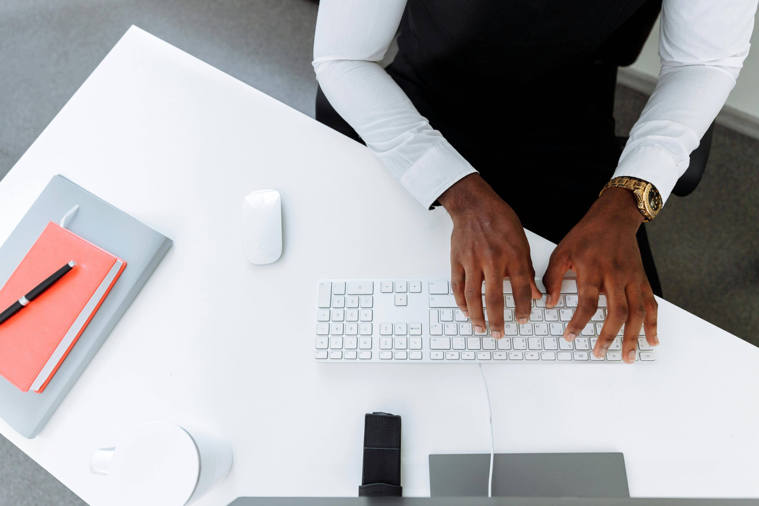 Homem consulta status da declaração do Imposto de Renda pelo PC