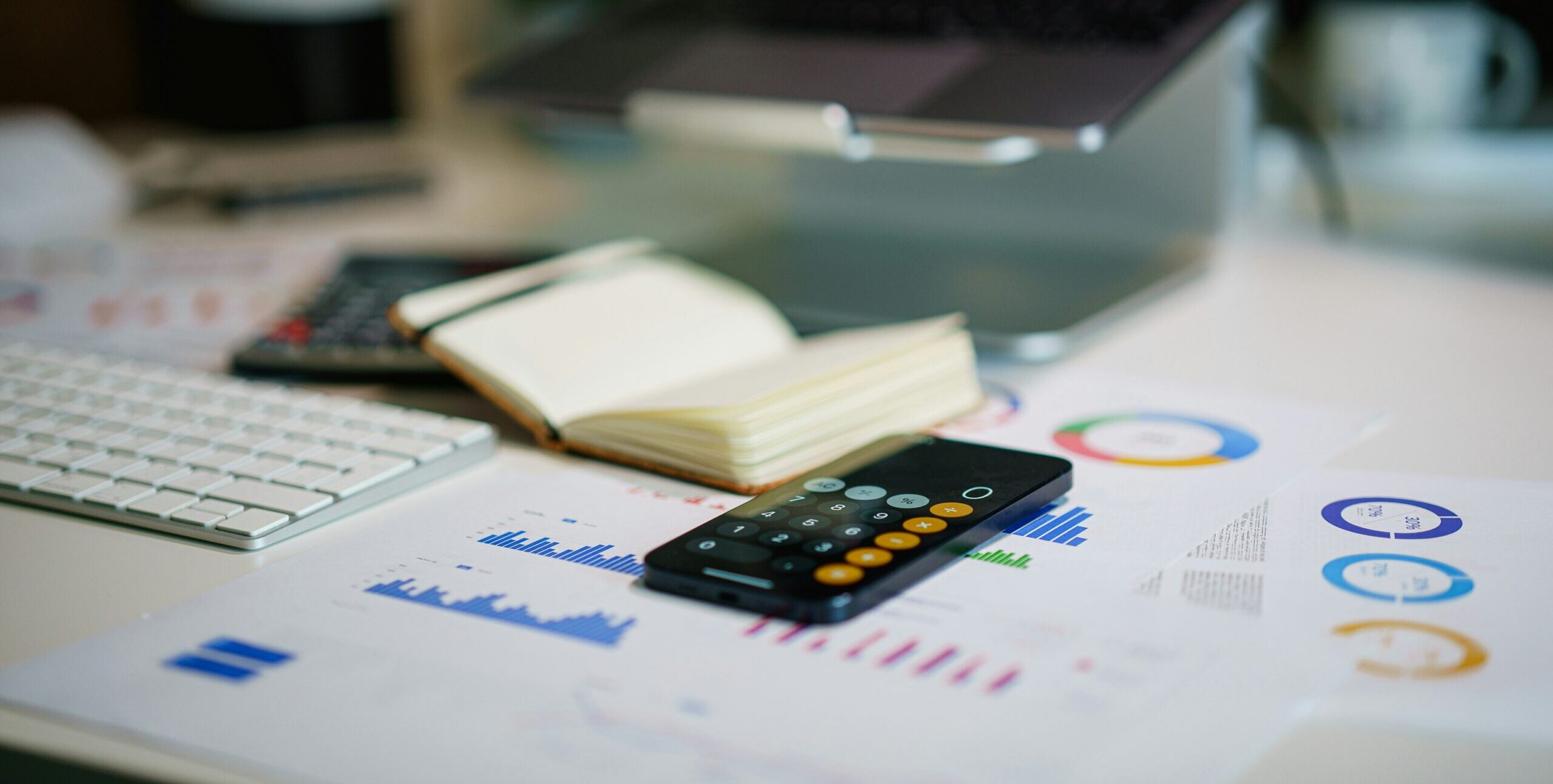 Pessoa analisando gráficos financeiros para comparar Previdência Privada e Tesouro Direto