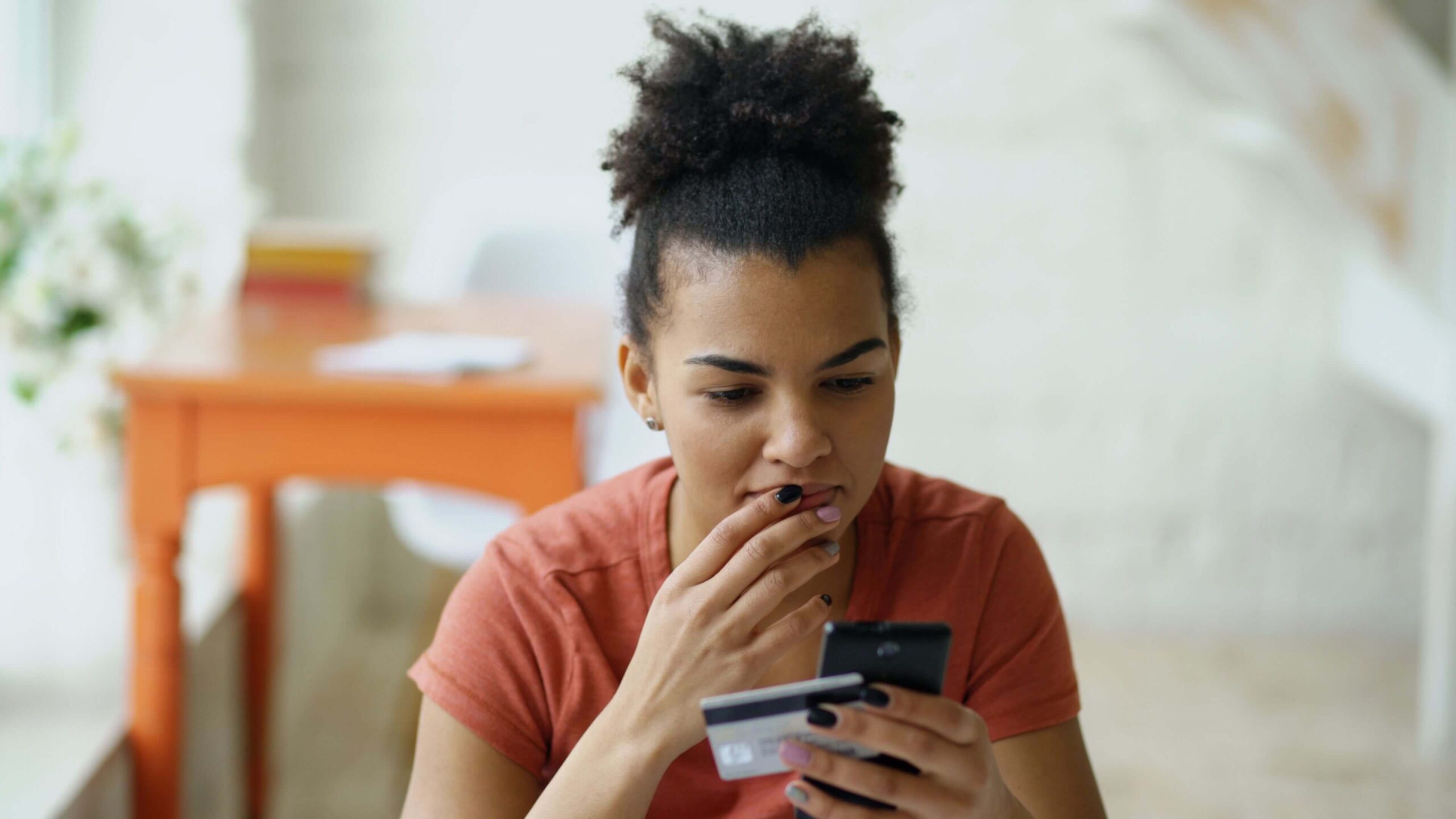 Mulher cai em golpe com IA no celular