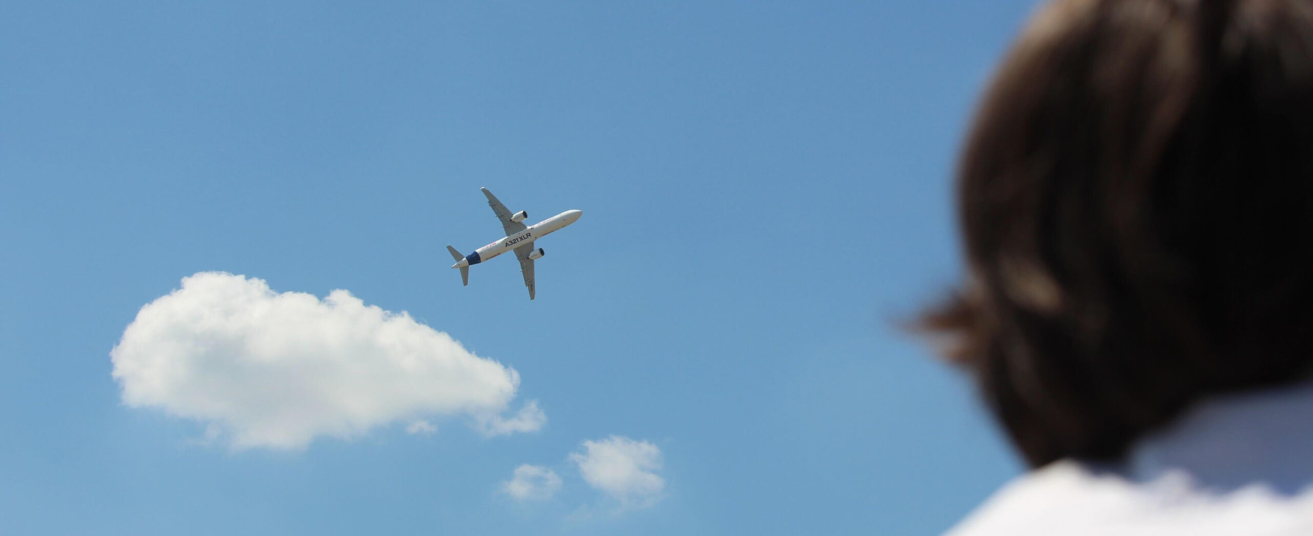 Pessoa vê avião decolar