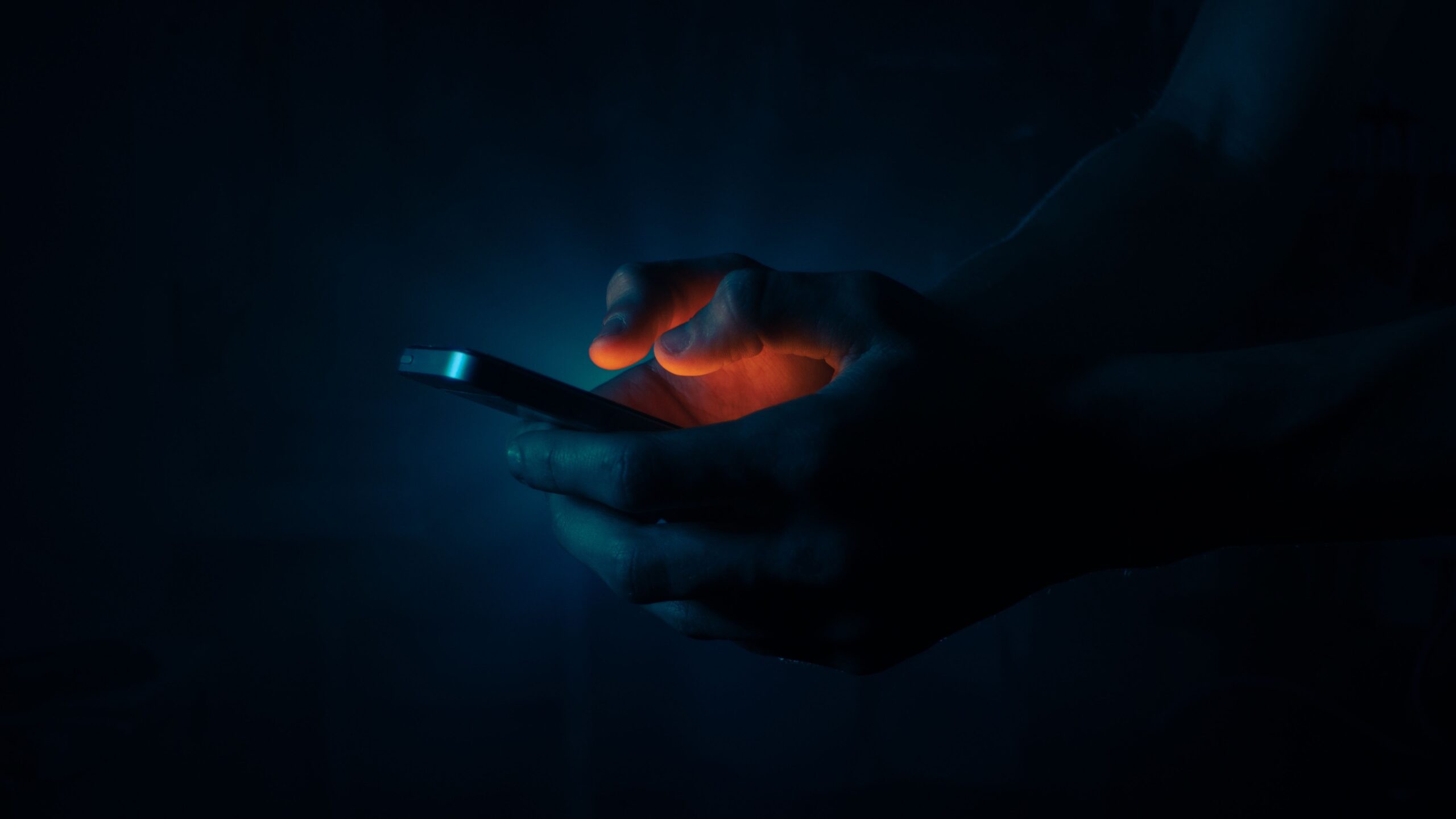 Pessoa cai em golpe de deepfake no celular