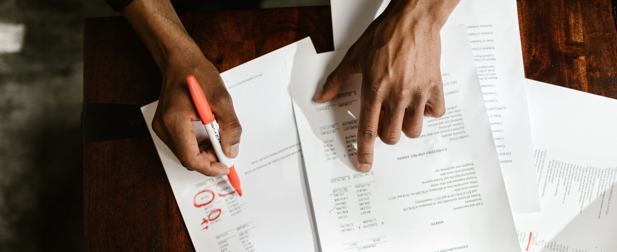Pessoa analisa documentos durante o planejamento de investimentos e proteção financeira