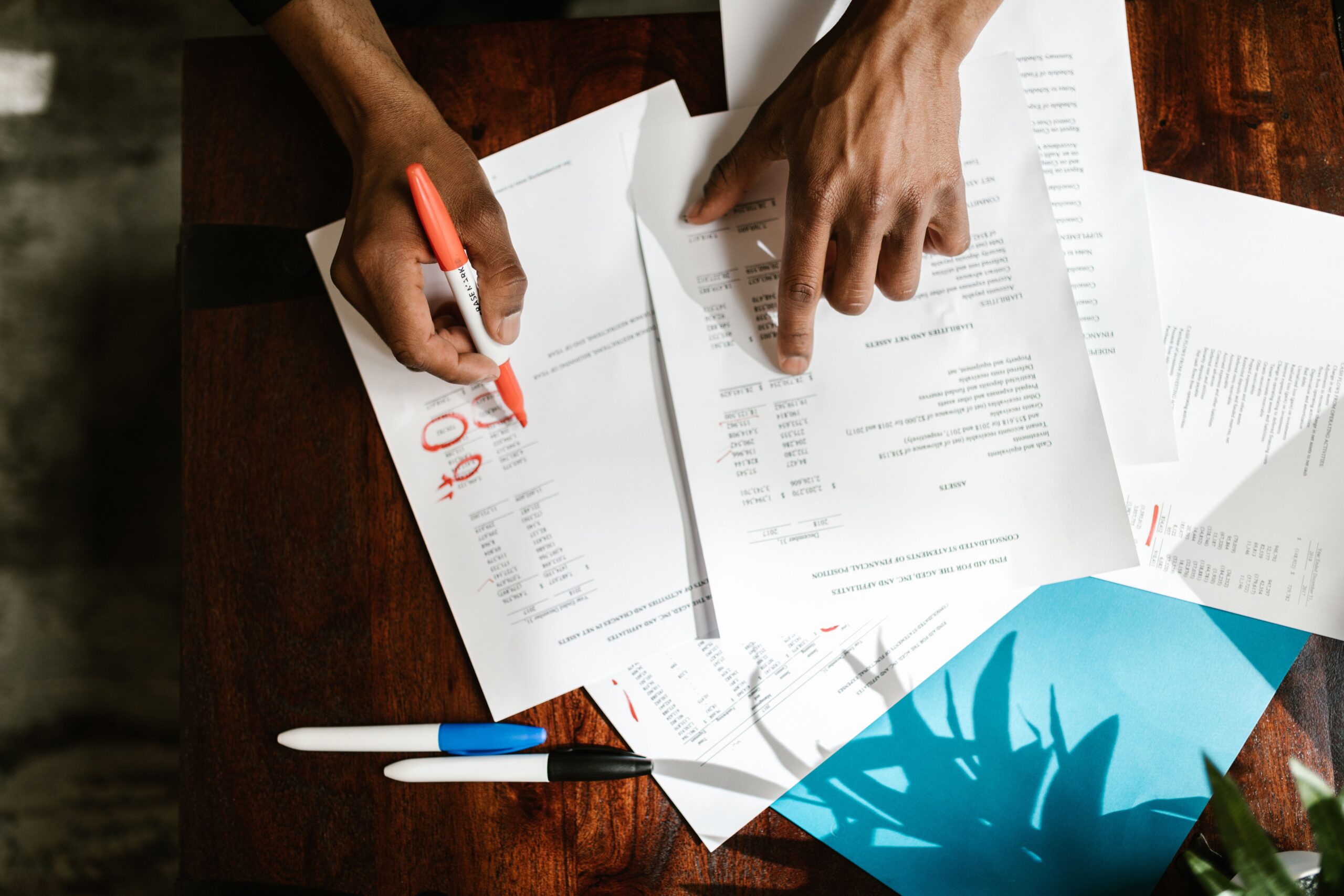 Pessoa analisa documentos durante o planejamento de investimentos e proteção financeira